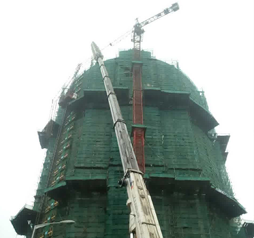 平安吊车在工地上作业